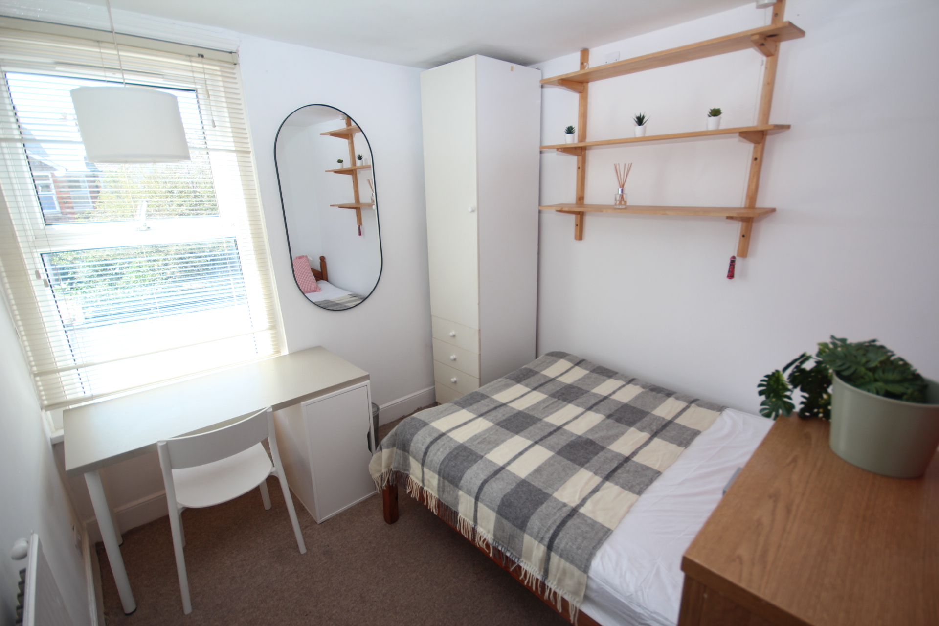 45W - bedroom 3